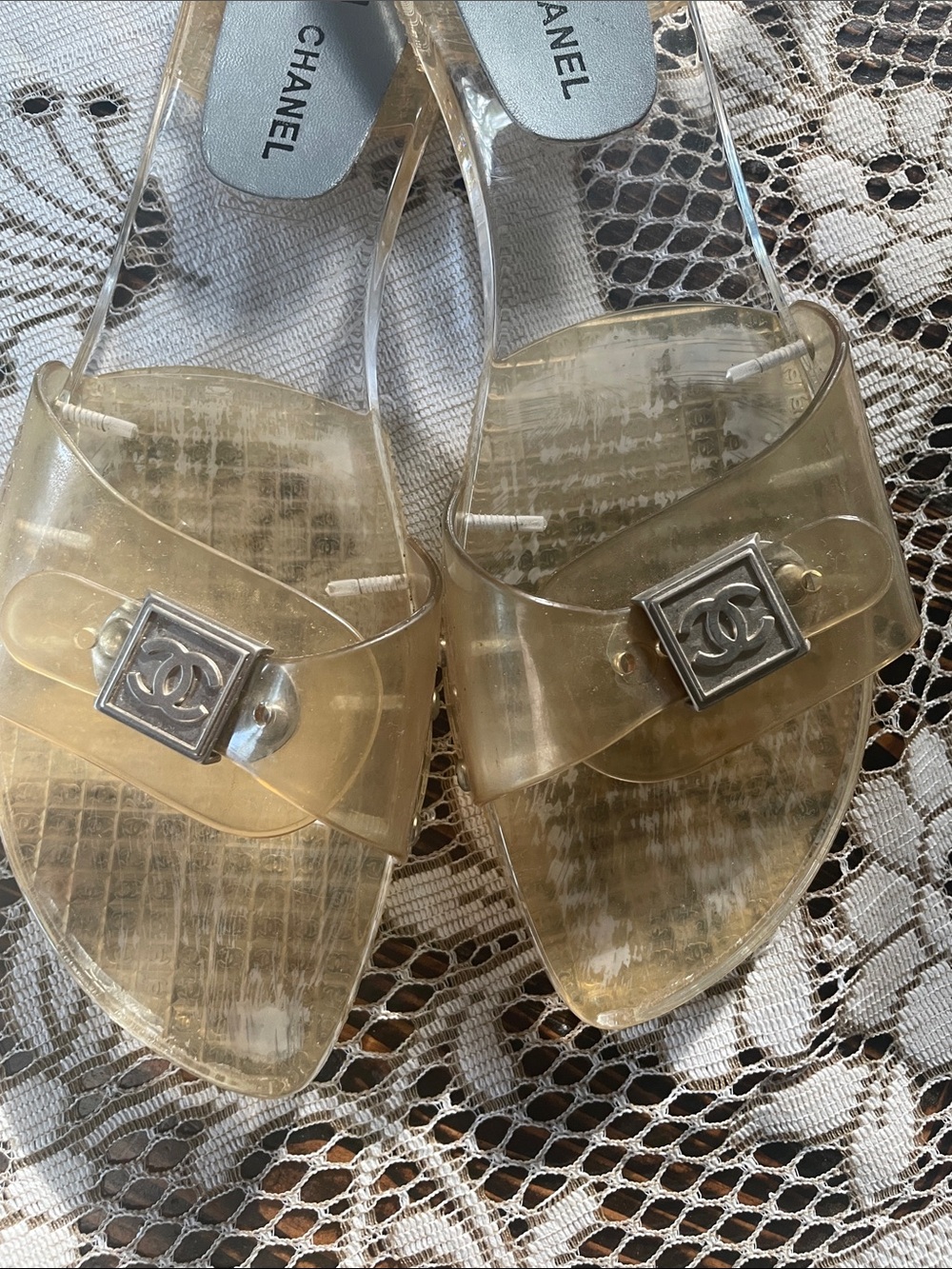 CHANEL Translucent Tan and Clear Interlocking CC Jelly Slide Sandals - Picture 2 of 9